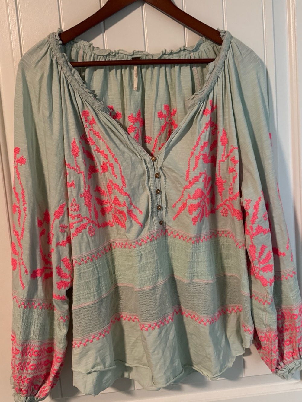 Free People Women’s Light Green Embroidered Peasant Top with Pink Accents Sz XS
